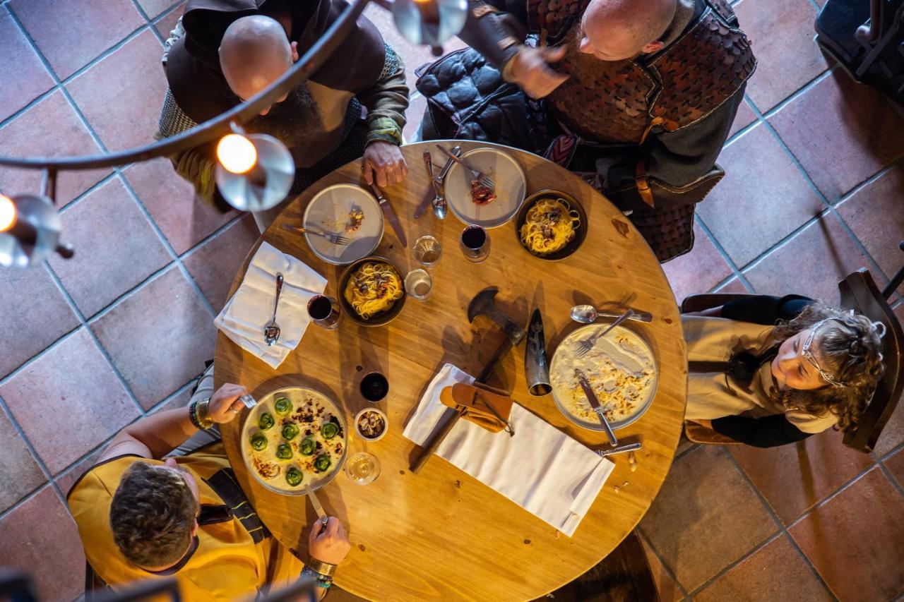 Peanut Medieval Lodge サン・テュルサンヌ エクステリア 写真